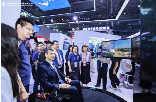 ZJCM engineers explained to Chinese and foreign guests ZJCM engineers explained to Chinese and foreign guests